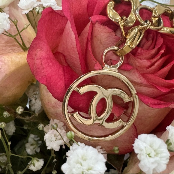 Authentic Chanel CC Logo Pendant w/ an unbranded Gold tone link chain bracelet - Picture 2 of 14